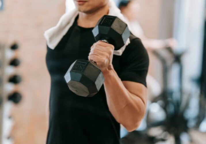 Kolesá nestačia! Zdvihni zadok a činky (alebo aspoň seba)